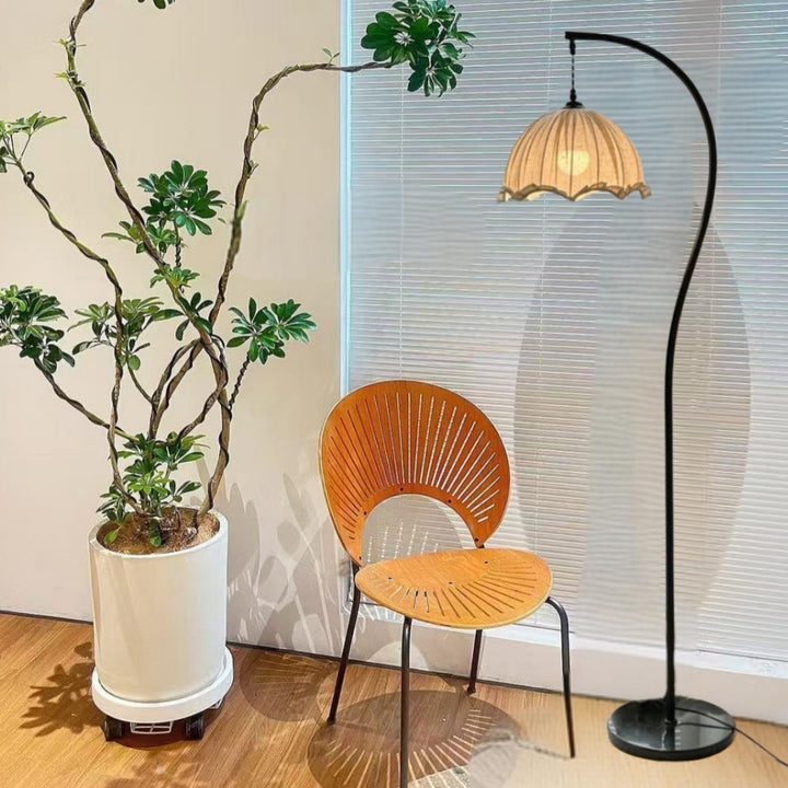 Gekrümmte Stehlampe