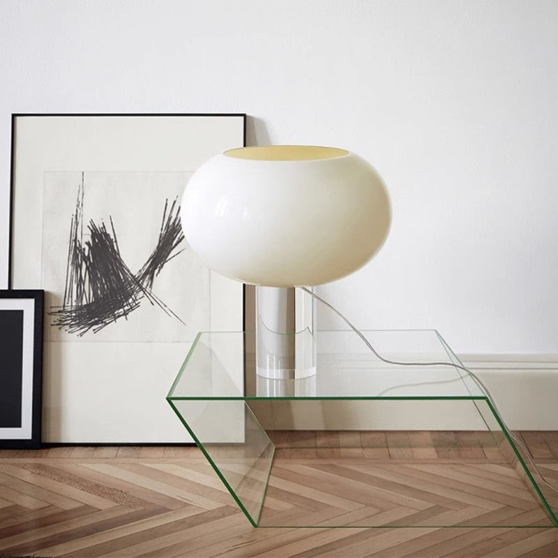 Moderne Tischlampe mit elegantem Globus-Schirm