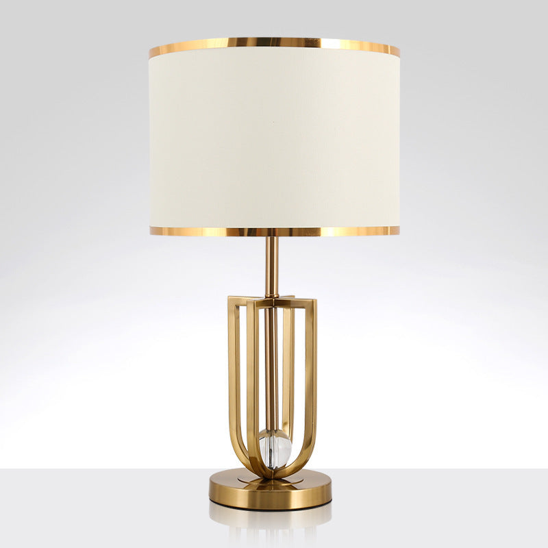 Moderne dekorative Tischlampe mit goldenen Akzenten