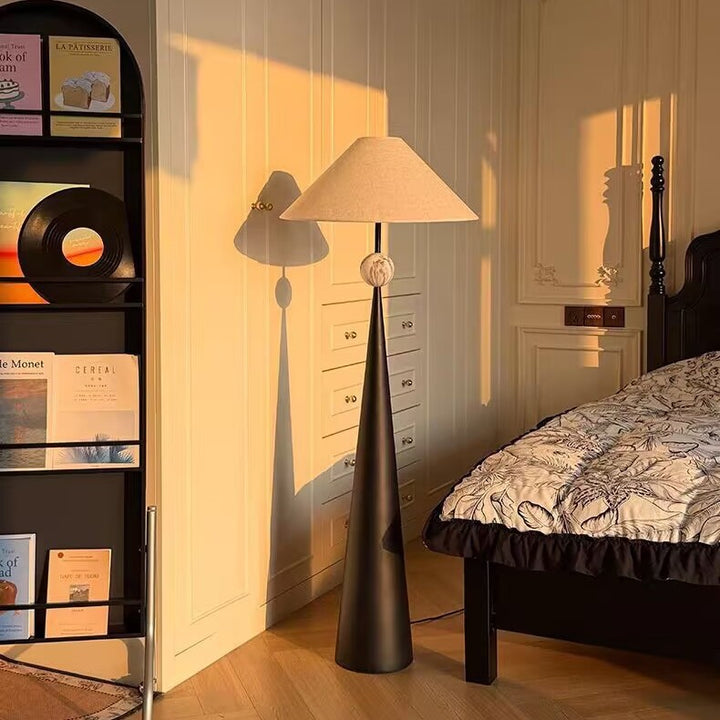 Moderne kegelartige Stehlampe