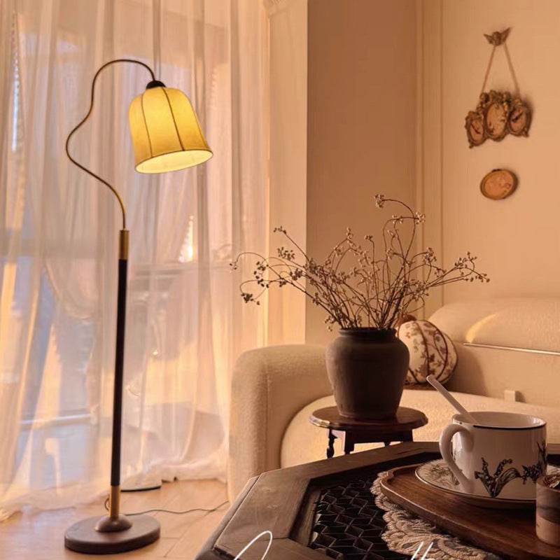 Stehlampe mit kurviger Gestaltung