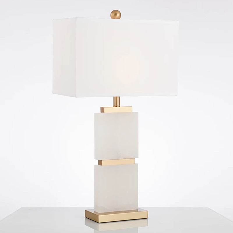 Moderne dekorative Tischlampe mit Marmorbasis und elegantem Schirm