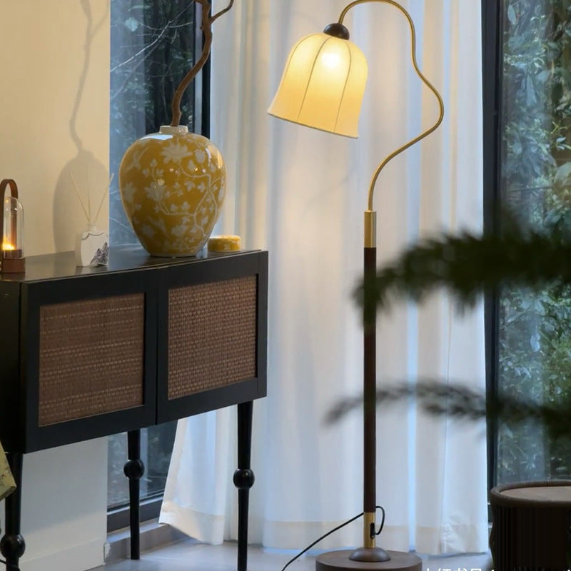 Stehlampe mit kurviger Gestaltung
