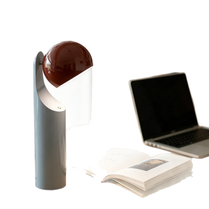 Moderne Schreibtischlampe mit verstellbarem Schirm