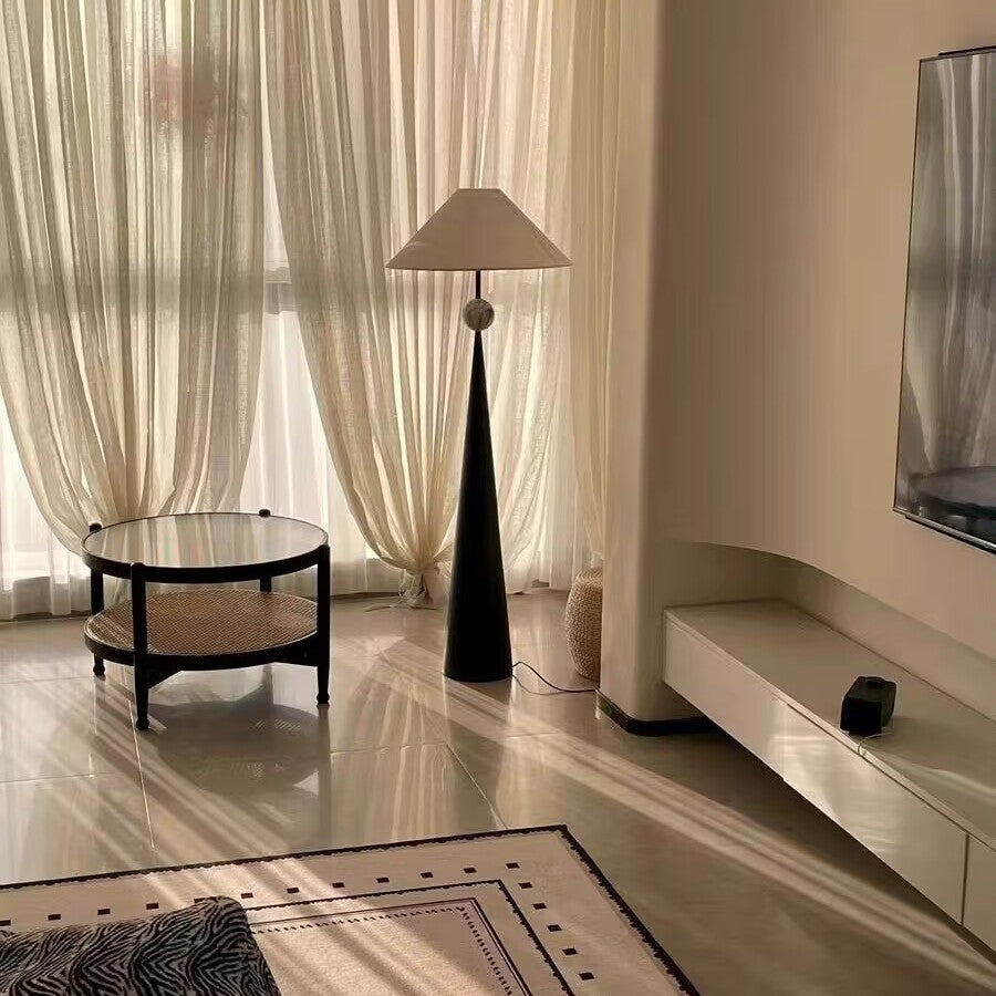 Moderne kegelartige Stehlampe