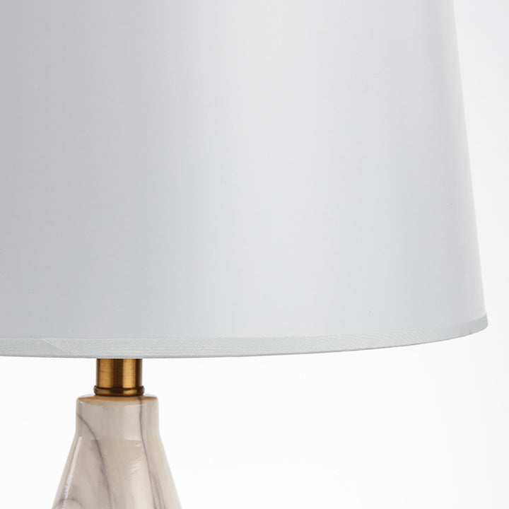 Elegante Marmorbasis Tischlampe mit goldenen Akzenten