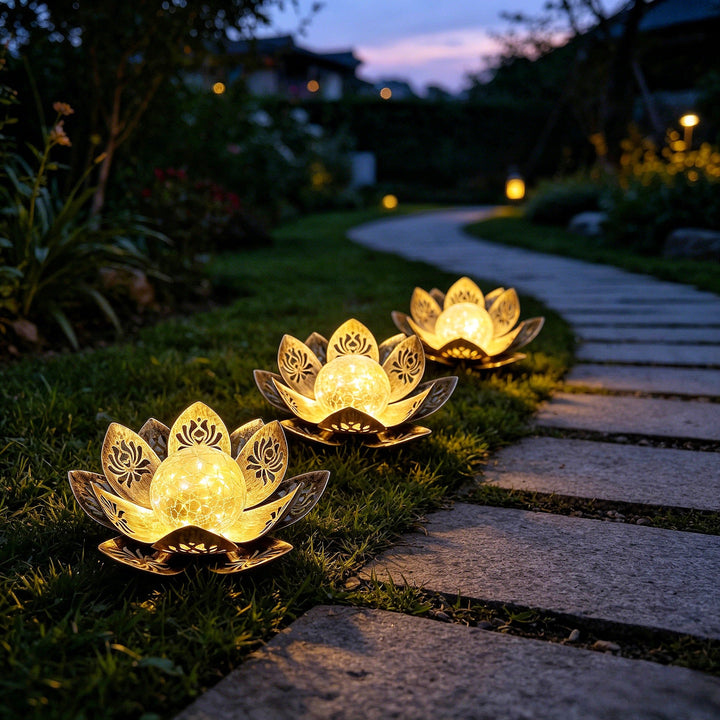 Dekorative Solar Lotus LED Gartenlaterne mit crackligem Glasglobus und lasergeschnittenen Metallblättern