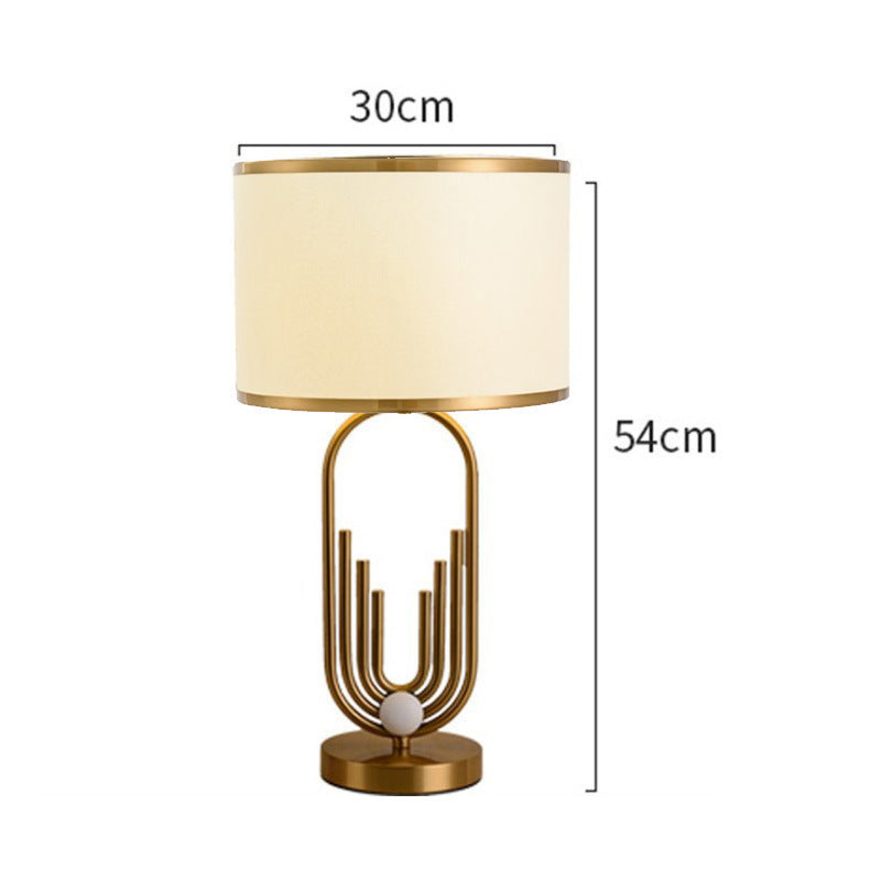 Künstlerische Tischlampe mit Gold- und Cremetönen