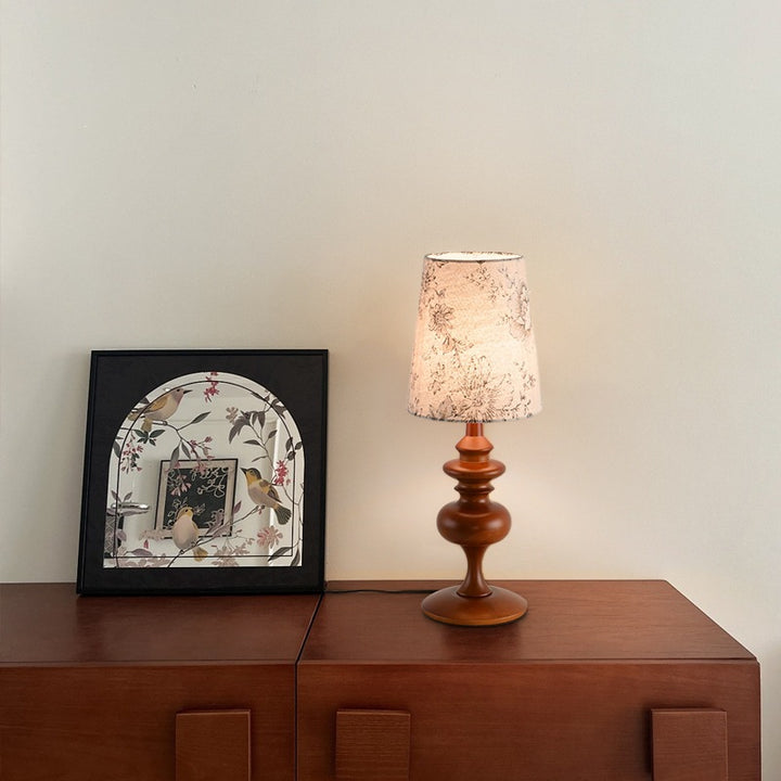 Dekorative Tischlampe mit floralem Stoffschirm