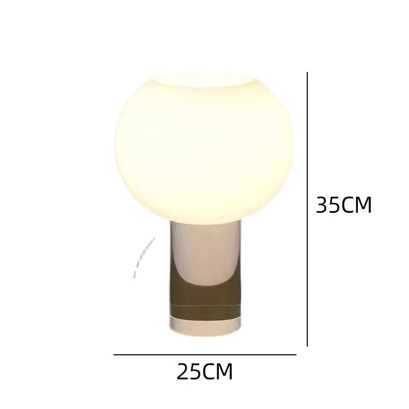 Moderne Tischlampe mit elegantem Globus-Schirm