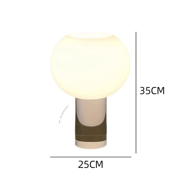 Moderne Tischlampe mit elegantem Globus-Schirm