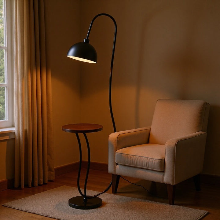 Moderne funktionale Stehlampe mit integriertem Beistelltisch