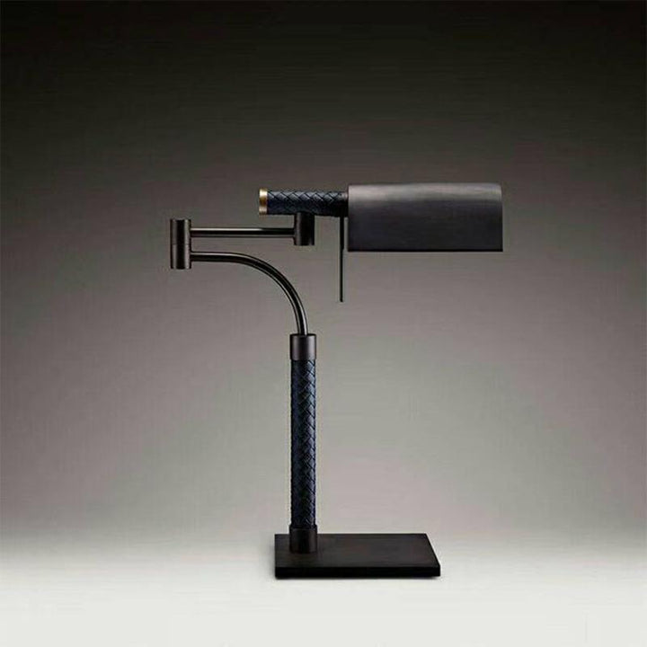 Verstellbare Schreibtischlampe mit modernem Artikulationsarm