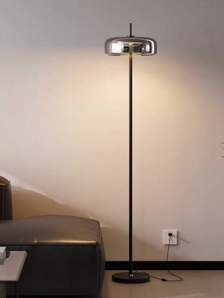 Minimalistische Stehlampe mit transparentem Schirm