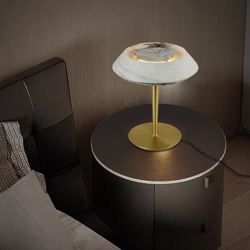Elegante moderne Tischlampe mit Marmorbasis und goldenen Akzenten