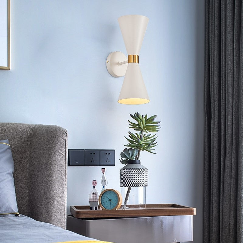 Mid-Century Double-Conen Wandleuchte mit Messingakzent