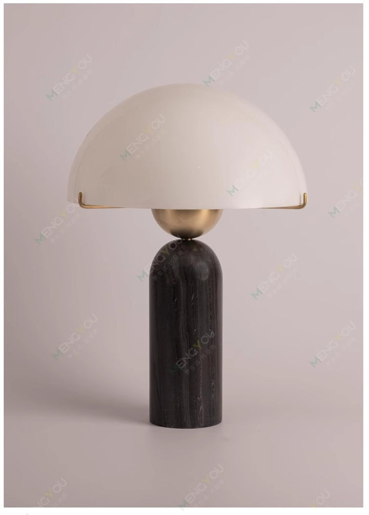 Zeitgenössische Tischlampe mit Kuppelschirm