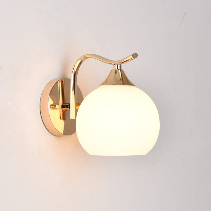 Elegante Globus Wandleuchte mit goldfarbener Oberfläche