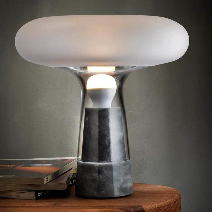 Moderne Glastischlampe mit Marmorfuß