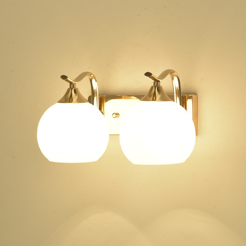 Elegante Globus Wandleuchte mit goldfarbener Oberfläche