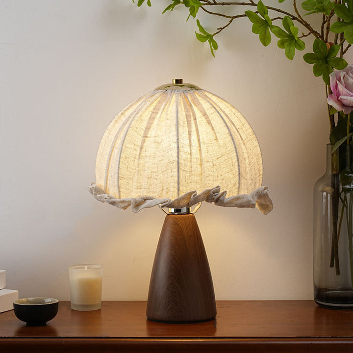 Handgefertigte Leinen-Rüschentischlampe mit Walnuss-Pyramidenbasis