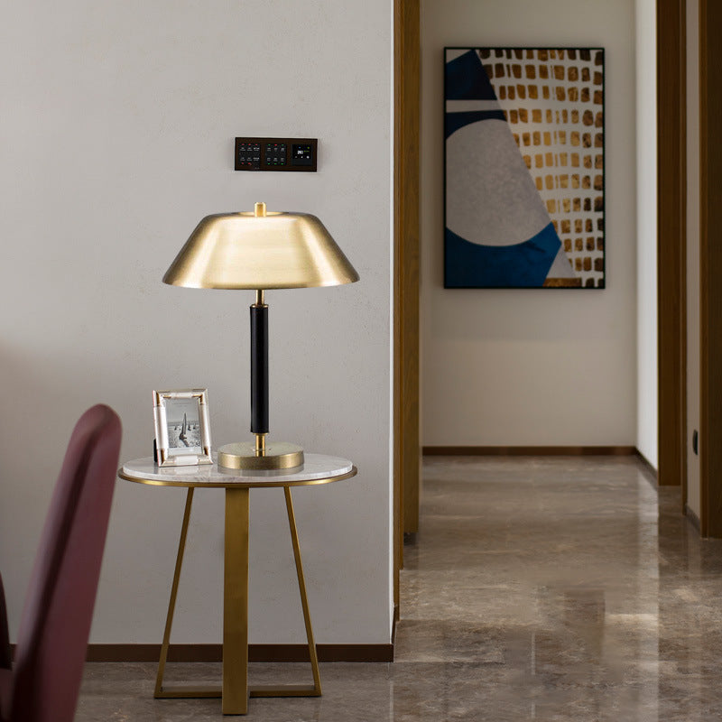 Moderne Minimalistische Tischlampe mit verstellbarem Schirm