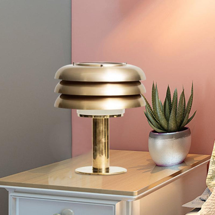 Moderne ästhetische Tischlampe mit geschichtetem Schirmdesign