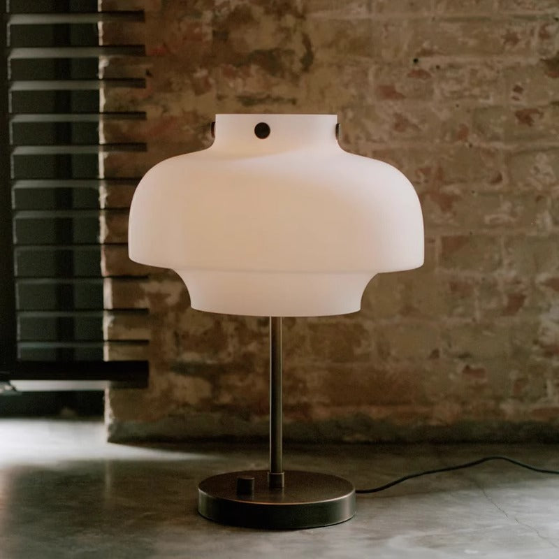Zeitgenössische Tischlampe mit elegantem Opalglas-Schirm und vintage Messingfuß