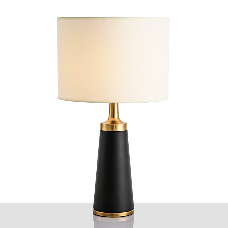 Elegante moderne Tischlampe mit geometrischem Sockel