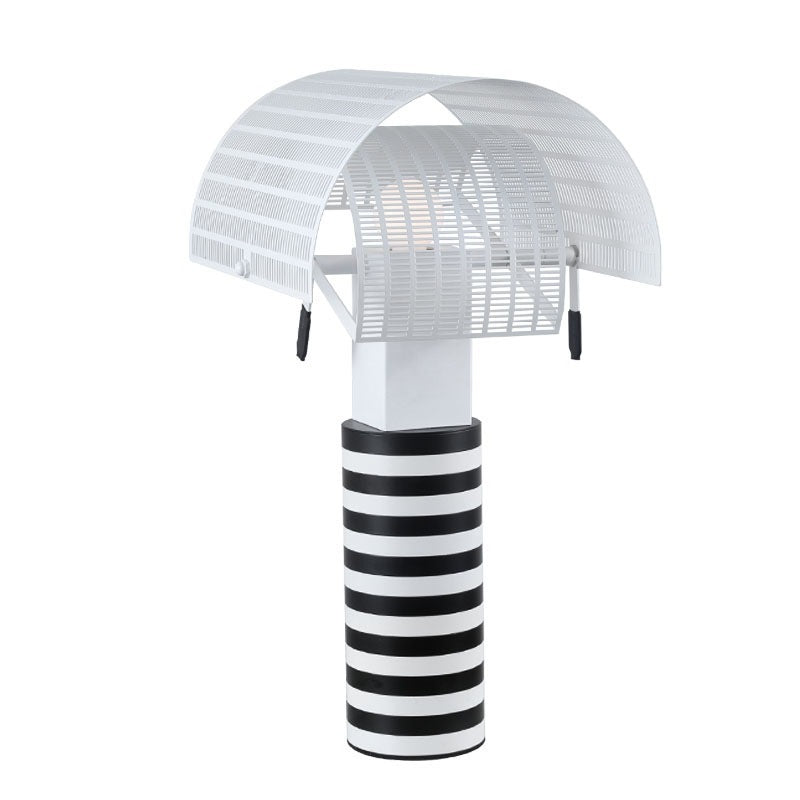 Moderne dekorative Tischlampe mit gestreiftem Sockel