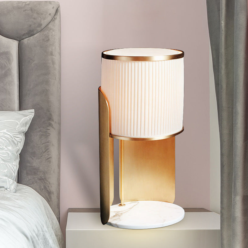 Elegante Marmorfuß Tischlampe mit gefälteter Shade