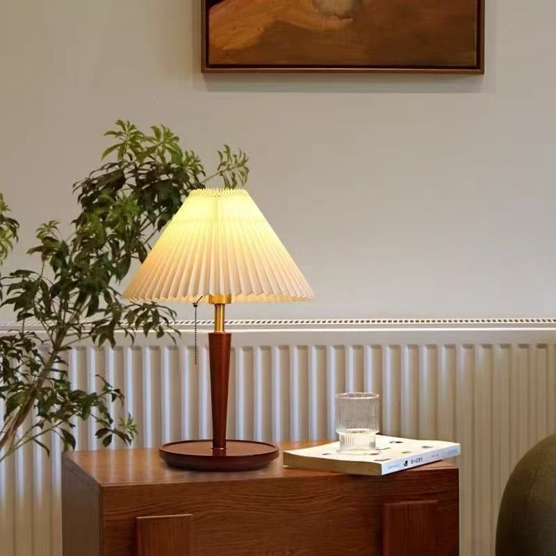 Elegante Tischlampe mit plissiertem Schirm