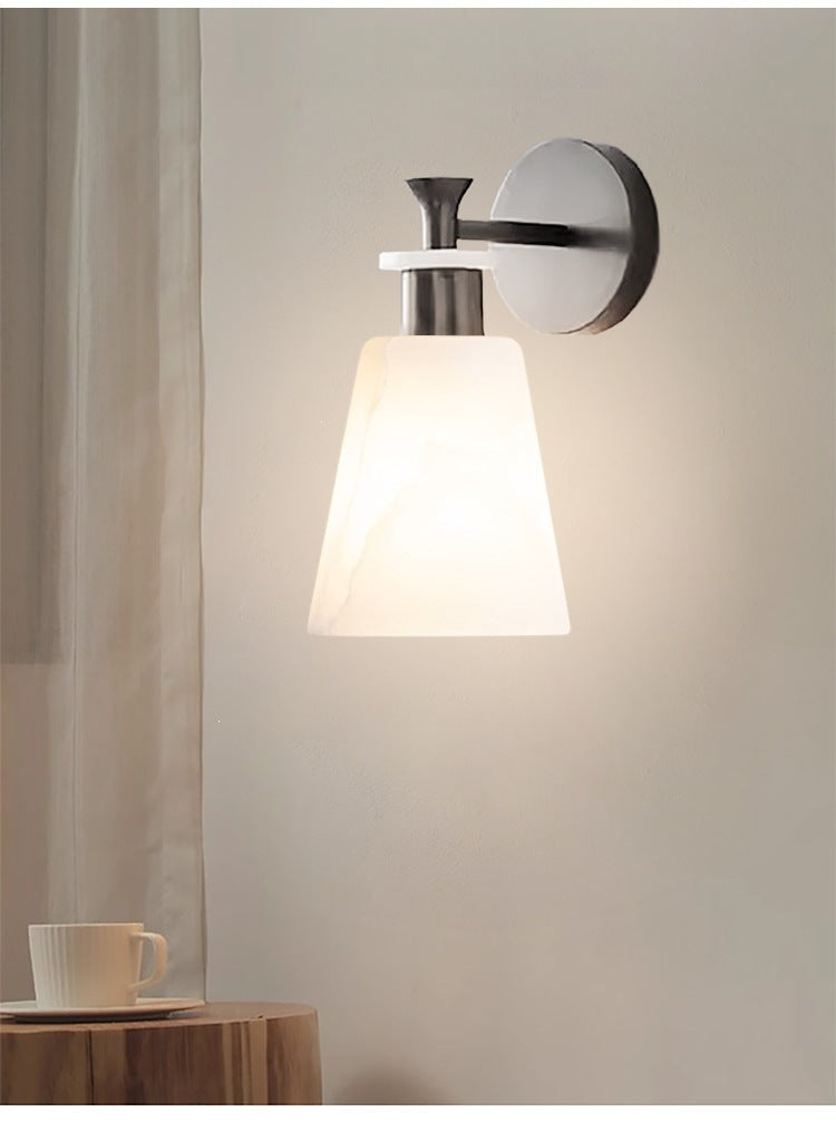 Elegante Wandleuchte mit mattiertem Alabaster-Schirm