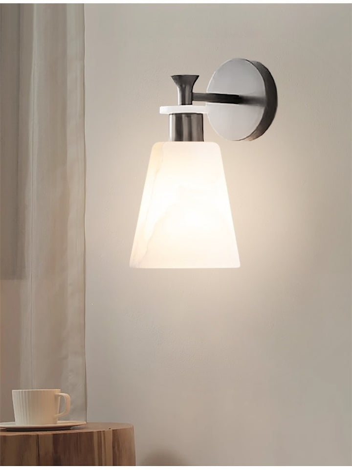 Elegante Wandleuchte mit mattiertem Alabaster-Schirm