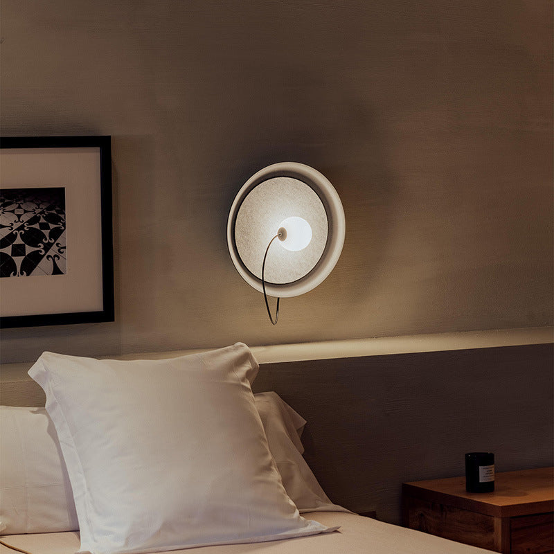Moderne Wandlampe mit Stoffrückwand und sanfter Beleuchtung