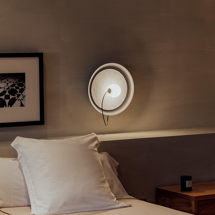 Moderne Wandlampe mit Stoffrückwand und sanfter Beleuchtung