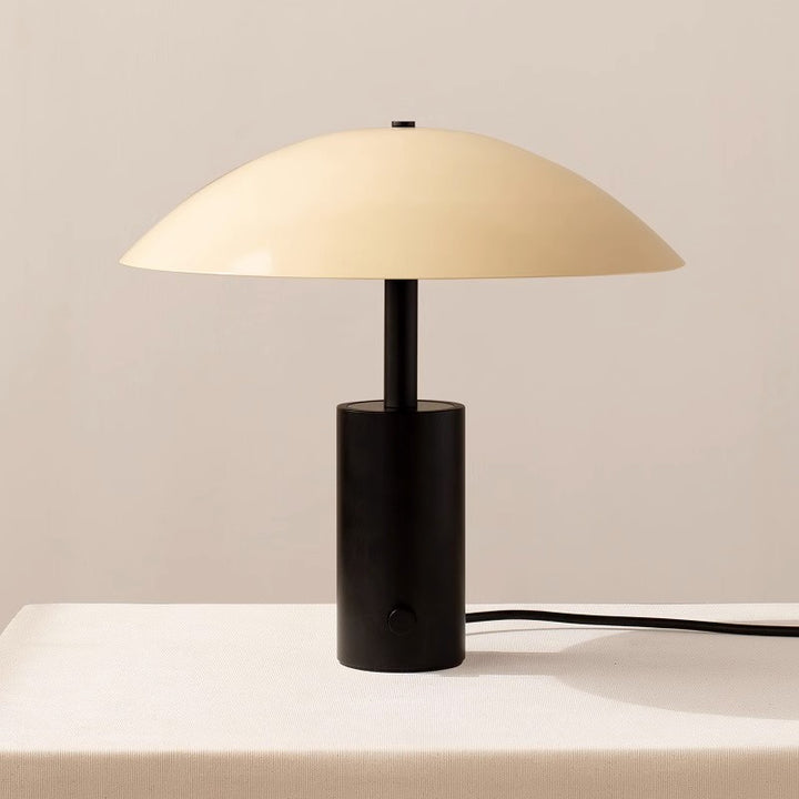 Moderne Minimalistische Tischlampe mit schlankem Design