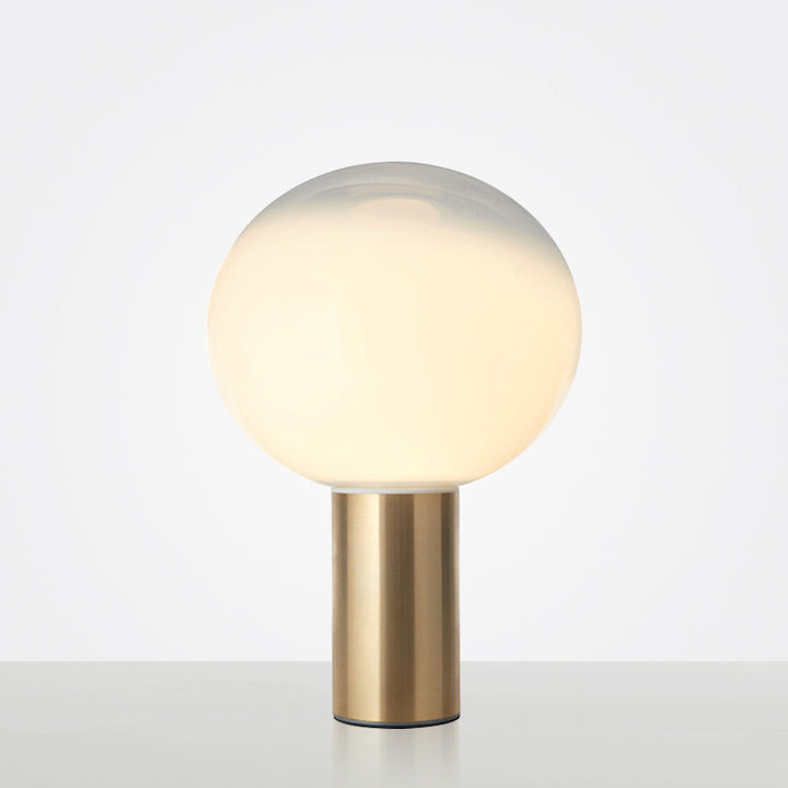 Moderne künstlerische Tischlampe mit schlankem Metallfuß und Globusschirm