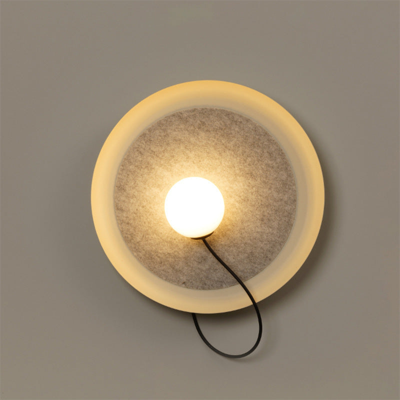 Moderne Wandlampe mit Stoffrückwand und sanfter Beleuchtung