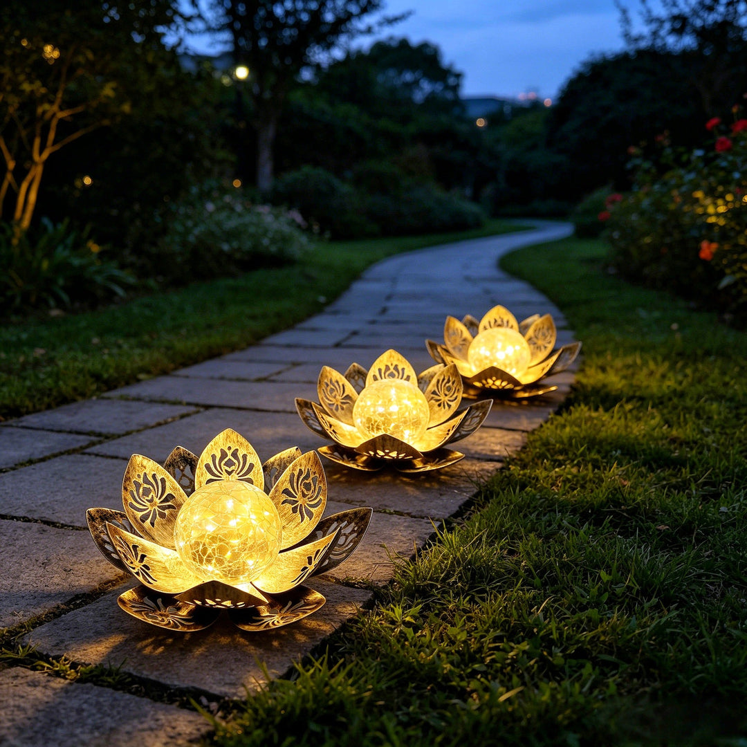 Dekorative Solar Lotus LED Gartenlaterne mit crackligem Glasglobus und lasergeschnittenen Metallblättern