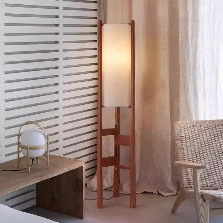 Minimalistische Holz-Stehlampe