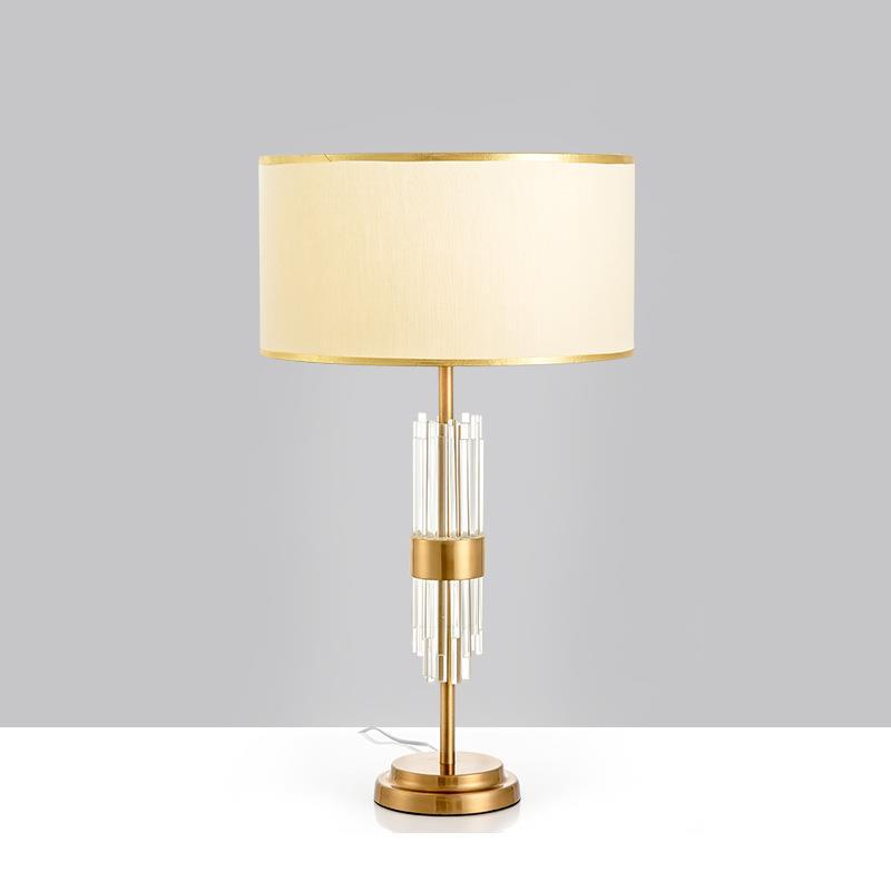 Dekorative Tischlampe mit eleganten Acrylakzenten