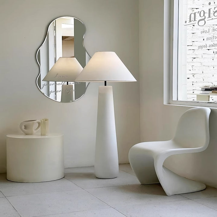 Elegante skulpturale Stehlampe