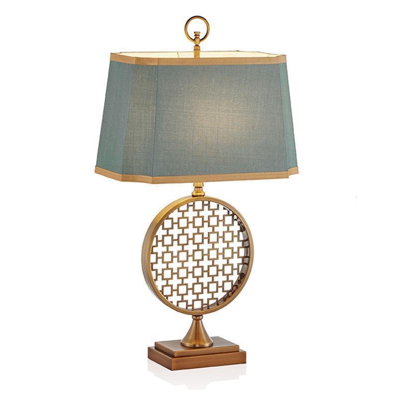Dekorative Tischlampe mit geometrischem Offendesign