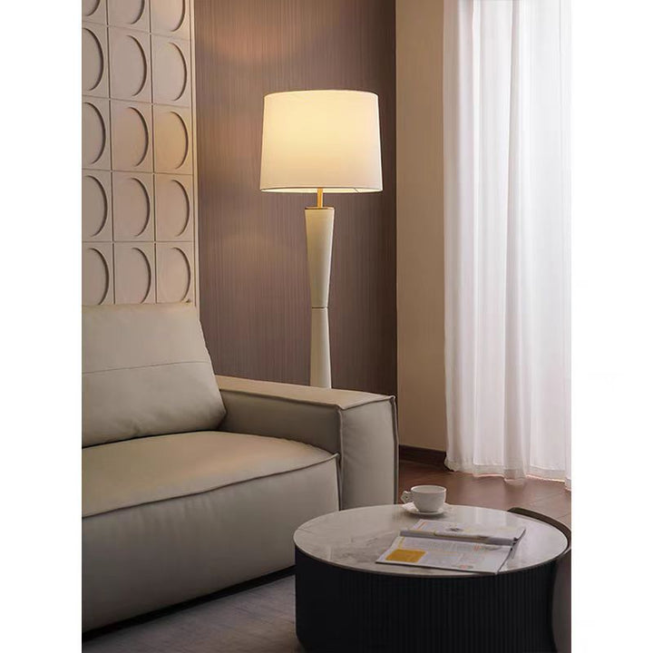 Moderne Minimalistische Stehlampe mit weichem Lichtschirm