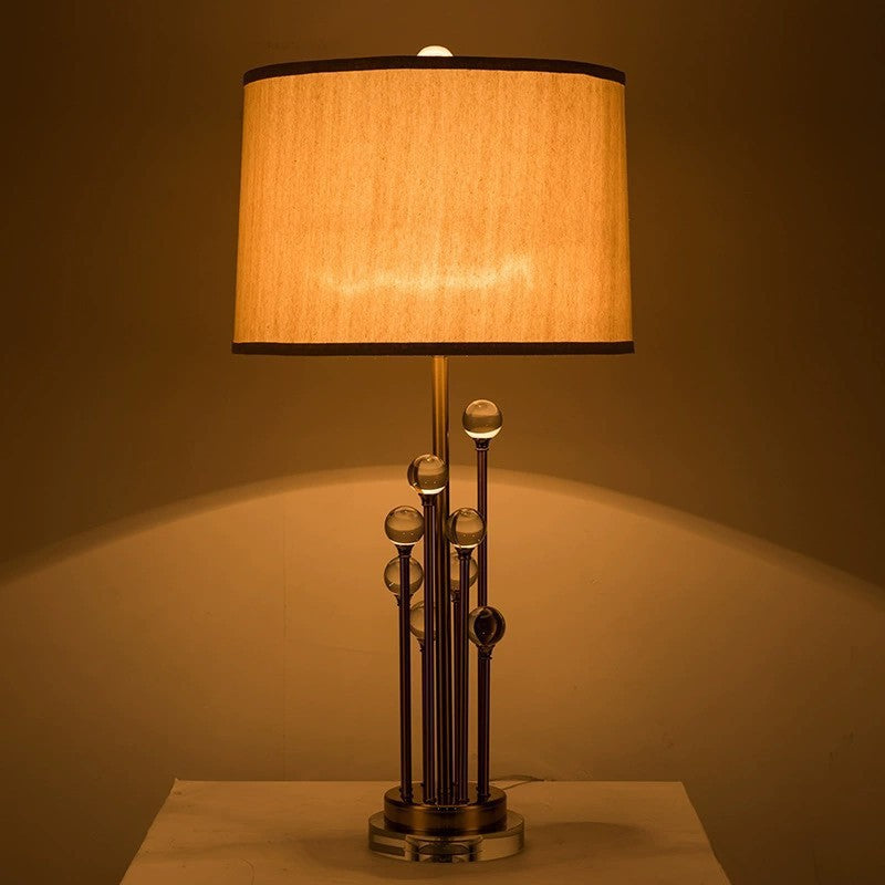 Elegante Tischlampe mit einzigartigem skulpturalen Sockel