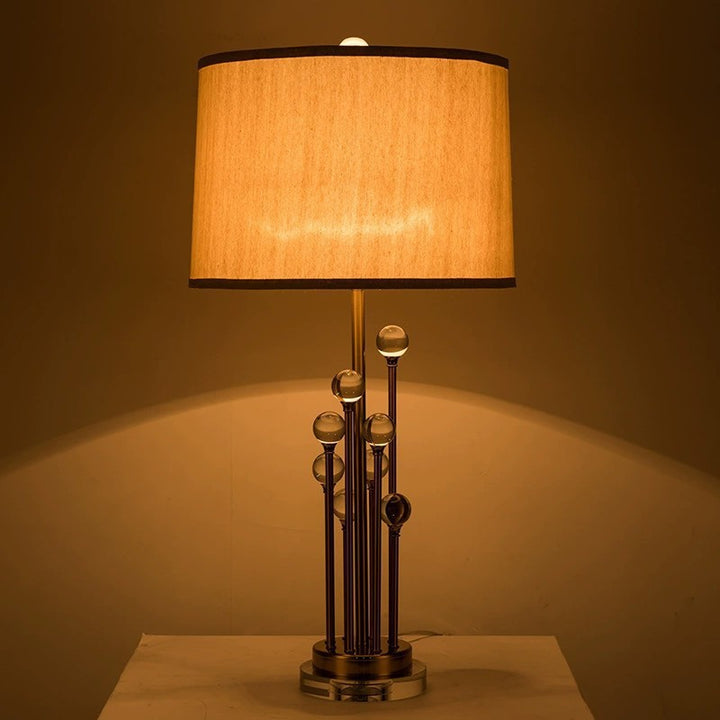 Elegante Tischlampe mit einzigartigem skulpturalen Sockel