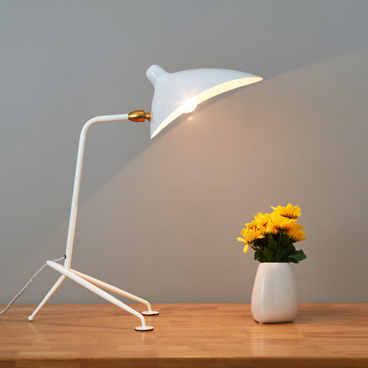 Moderne verstellbare Schreibtischlampe mit minimalistischer Gestaltung