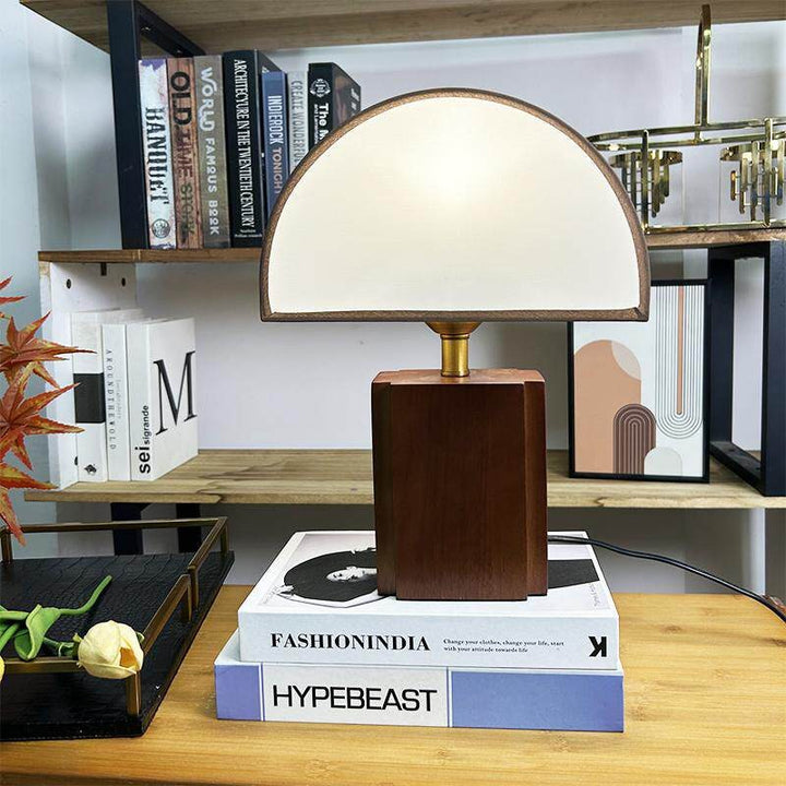 Moderne Tischlampe mit Holzfuß