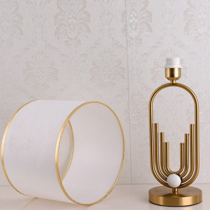Künstlerische Tischlampe mit Gold- und Cremetönen